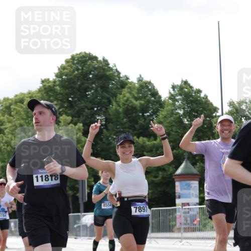 29.06.2025 - hella hamburg halbmarathon Jannik Wohlers http://msf.ph/oto/8152998 29.06.2025 10:15:33 Lombardsbrücke 1156, 1308, 1651, 2071, 2076, 2165, 2436, 3167, 4828, 5423, 7897, 7941, 7942, 8169, 8554, 8746, 8885, 9675, 9784, 10608, 11113, 11303, 11478, 11774, 11783, 11818, 12427, 12469, 12628, 13179, 13951, 14423, 14543, 14559, 15570, 15571, 15710, 15889, 15988, 16020, 16348, 16606, 16923, 17692, 18641, 18957, 19030 meine-sportfotos.de