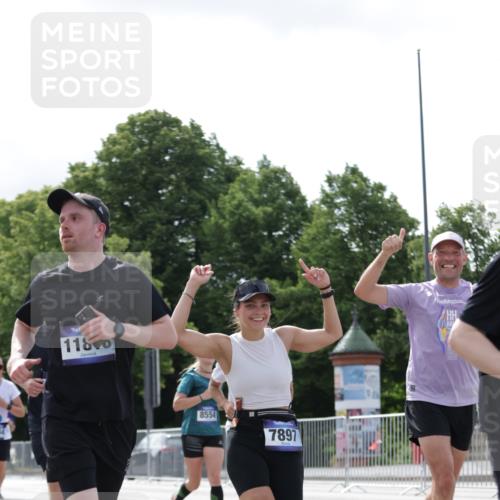 29.06.2025 - hella hamburg halbmarathon Jannik Wohlers http://msf.ph/oto/8153004 29.06.2025 10:15:33 Lombardsbrücke 1156, 1308, 1651, 2071, 2076, 2165, 2436, 3167, 4828, 5423, 7897, 7941, 7942, 8169, 8554, 8746, 8885, 9675, 9784, 10608, 11113, 11303, 11478, 11774, 11783, 11818, 12427, 12469, 12628, 13179, 13951, 14423, 14543, 14559, 15570, 15571, 15710, 15889, 15988, 16020, 16348, 16606, 16923, 17692, 18641, 18957, 19030 meine-sportfotos.de