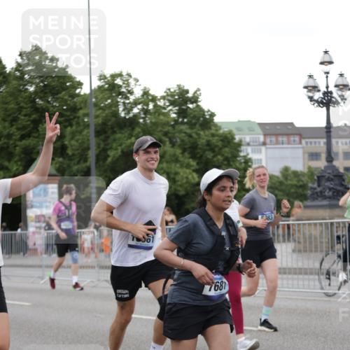 29.06.2025 - hella hamburg halbmarathon Jannik Wohlers http://msf.ph/oto/8153007 29.06.2025 10:52:43 Lombardsbrücke 2291, 2988, 3787, 4626, 5428, 6135, 6521, 7483, 7681, 10417, 10568, 10661, 11520, 11524, 13489, 13916, 13917, 14038, 14761, 14765, 14807, 14977, 14979, 16137, 16156, 16961, 17012, 17577, 18988 meine-sportfotos.de