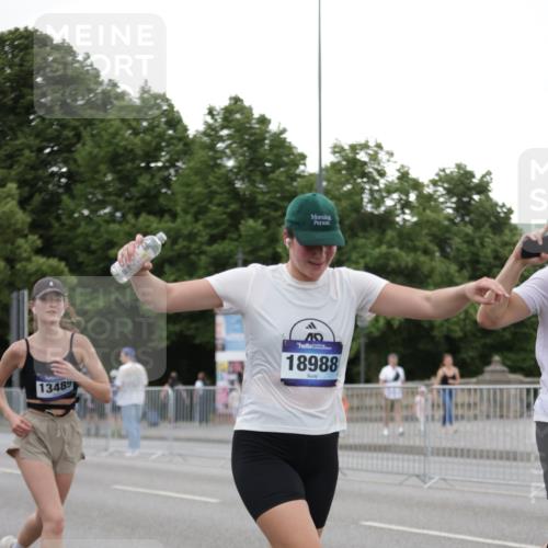 29.06.2025 - hella hamburg halbmarathon Jannik Wohlers http://msf.ph/oto/8153012 29.06.2025 10:52:43 Lombardsbrücke 2291, 2988, 3787, 4626, 5428, 6135, 6521, 7483, 7681, 10417, 10568, 10661, 11520, 11524, 13489, 13916, 13917, 14038, 14761, 14765, 14807, 14977, 14979, 16137, 16156, 16961, 17012, 17577, 18988 meine-sportfotos.de