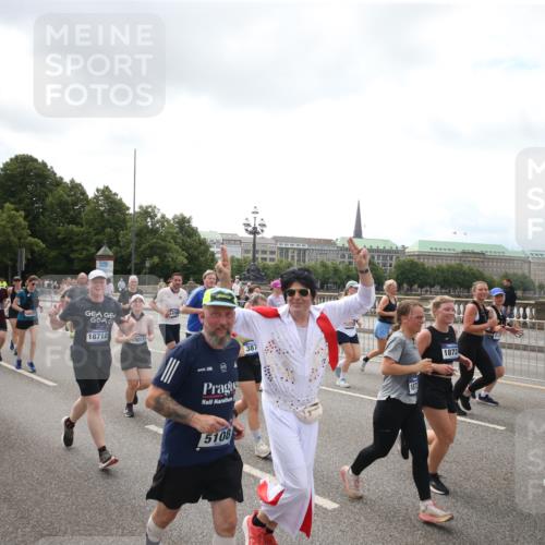 29.06.2025 - hella hamburg halbmarathon Jannik Wohlers http://msf.ph/oto/8153025 29.06.2025 10:45:00 Lombardsbrücke 1713, 1798, 2216, 2217, 2657, 2664, 2973, 3160, 3164, 3357, 3377, 3879, 3993, 4099, 4102, 4224, 4306, 4504, 4820, 4851, 5099, 5108, 5339, 5636, 5949, 6150, 6763, 6788, 6911, 6922, 6980, 7283, 7530, 7541, 7859, 8605, 9620, 10030, 10182, 10225, 10812, 11119, 11314, 11393, 11473, 11474, 11660, 11725, 11726, 12415, 12575, 12793, 12856, 12878, 12905, 13555, 13791, 13862, 14002, 14185, 14232, 14379, 14410, 14513, 14742, 15011, 15450, 15517, 15557, 15692, 15751, 18264 meine-sportfotos.de
