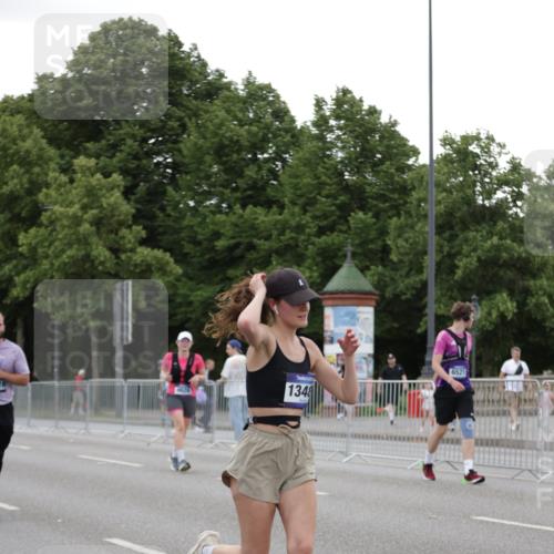 29.06.2025 - hella hamburg halbmarathon Jannik Wohlers http://msf.ph/oto/8153029 29.06.2025 10:52:44 Lombardsbrücke 2291, 2988, 3787, 4626, 5428, 6135, 6521, 7483, 7681, 8414, 10417, 10568, 10661, 11520, 11524, 12193, 12700, 13489, 13916, 13917, 14038, 14761, 14765, 14807, 14977, 14979, 16137, 16156, 16961, 17012, 17577, 18988 meine-sportfotos.de
