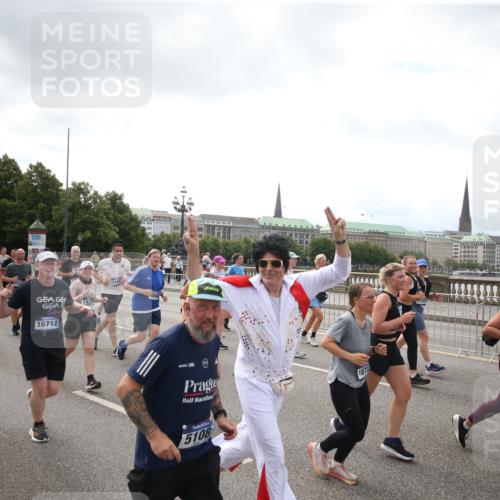 29.06.2025 - hella hamburg halbmarathon Jannik Wohlers http://msf.ph/oto/8153038 29.06.2025 10:45:00 Lombardsbrücke 1713, 1798, 2216, 2217, 2657, 2664, 2973, 3160, 3164, 3357, 3377, 3879, 3993, 4099, 4102, 4224, 4306, 4504, 4820, 4851, 5099, 5108, 5339, 5636, 5949, 6150, 6763, 6788, 6911, 6922, 6980, 7283, 7530, 7541, 7859, 8605, 9620, 10030, 10182, 10225, 10812, 11119, 11314, 11393, 11473, 11474, 11660, 11725, 11726, 12415, 12575, 12793, 12856, 12878, 12905, 13555, 13791, 13862, 14002, 14185, 14232, 14379, 14410, 14513, 14742, 15011, 15450, 15517, 15557, 15692, 15751, 18264 meine-sportfotos.de