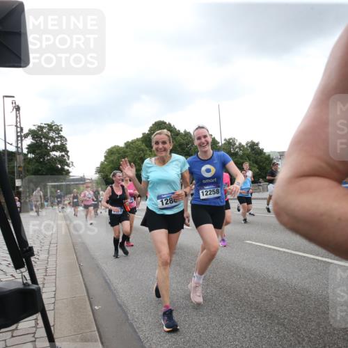 29.06.2025 - hella hamburg halbmarathon Jannik Wohlers http://msf.ph/oto/8153072 29.06.2025 10:46:40 Lombardsbrücke 1073, 1185, 1286, 1593, 1607, 1720, 1961, 2211, 2327, 2537, 2555, 2556, 2665, 2981, 4239, 4483, 5111, 5114, 5796, 5953, 6485, 6496, 7073, 7430, 7431, 8131, 8486, 8684, 8706, 8967, 9050, 9139, 9557, 9743, 9758, 9774, 9949, 10514, 10515, 11618, 11621, 12258, 12538, 12630, 12989, 13172, 13430, 13431, 13756, 14370, 14680, 14891, 15806, 15865, 16077, 16684, 16836, 17015, 17288, 17356, 18147, 18315, 18403, 18654, 18674, 18950 meine-sportfotos.de