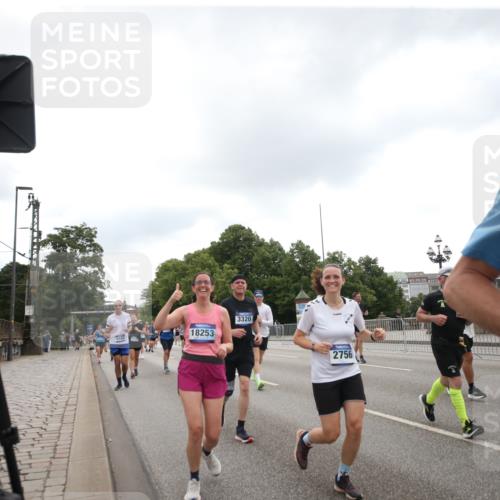 29.06.2025 - hella hamburg halbmarathon Jannik Wohlers http://msf.ph/oto/8153189 29.06.2025 10:47:57 Lombardsbrücke 1157, 1645, 2037, 2195, 2418, 2475, 2627, 2650, 2756, 2909, 2958, 3224, 3320, 3504, 3661, 3679, 3933, 4588, 5585, 5781, 5952, 6143, 7532, 8461, 8521, 8948, 9775, 9921, 10145, 11742, 12022, 12104, 12152, 12192, 12439, 12452, 12932, 13377, 13529, 13559, 13675, 13861, 13914, 14050, 15489, 15593, 15743, 16141, 16368, 16669, 16693, 16935, 16965, 17631, 17930, 18248, 18967 meine-sportfotos.de