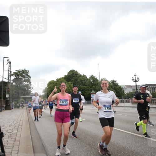 29.06.2025 - hella hamburg halbmarathon Jannik Wohlers http://msf.ph/oto/8153199 29.06.2025 10:47:57 Lombardsbrücke 1157, 1645, 2037, 2195, 2418, 2475, 2627, 2650, 2756, 2909, 2958, 3224, 3320, 3504, 3661, 3679, 3933, 4588, 5585, 5781, 5952, 6143, 7532, 8461, 8521, 8948, 9775, 9921, 10145, 11742, 12022, 12104, 12152, 12192, 12439, 12452, 12932, 13377, 13529, 13559, 13675, 13861, 13914, 14050, 15489, 15593, 15743, 16141, 16368, 16669, 16693, 16935, 16965, 17631, 17930, 18248, 18967 meine-sportfotos.de