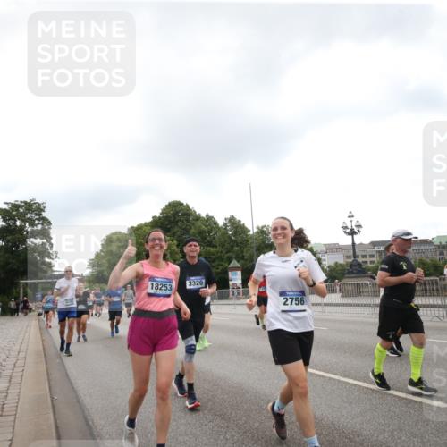 29.06.2025 - hella hamburg halbmarathon Jannik Wohlers http://msf.ph/oto/8153214 29.06.2025 10:47:58 Lombardsbrücke 1157, 1645, 2037, 2195, 2418, 2475, 2627, 2756, 2909, 2958, 3224, 3320, 3504, 3661, 3679, 3933, 4588, 5585, 5781, 5952, 6143, 7532, 8461, 8948, 9775, 9921, 10059, 10145, 11742, 12022, 12104, 12152, 12192, 12439, 12452, 12932, 13377, 13529, 13559, 13675, 13861, 13914, 14050, 15489, 15593, 15715, 15743, 16141, 16368, 16669, 16693, 16935, 16965, 17631, 17930, 18248, 18967 meine-sportfotos.de