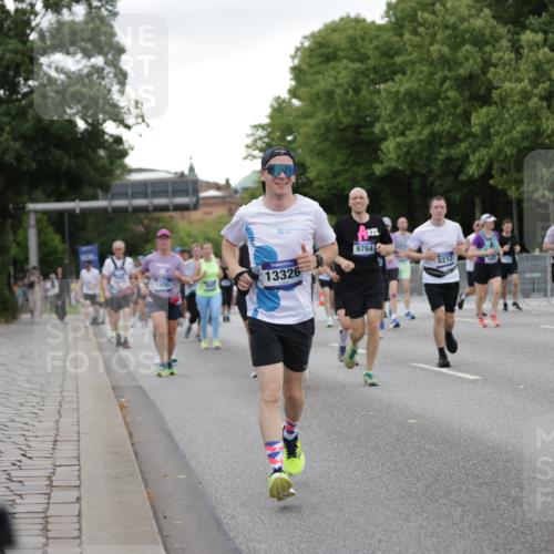 29.06.2025 - hella hamburg halbmarathon Jannik Wohlers http://msf.ph/oto/8153292 29.06.2025 10:52:56 Lombardsbrücke 1340, 1900, 1906, 2065, 2409, 3226, 4195, 4626, 5428, 5815, 6041, 6044, 7068, 7483, 7876, 8189, 8212, 8414, 8515, 8906, 9685, 9764, 10043, 10175, 10490, 11914, 12193, 12219, 12280, 12700, 13011, 13326, 13916, 13917, 14038, 14065, 14419, 14761, 17012, 17577, 17600, 18144, 18311, 18523, 18593 meine-sportfotos.de