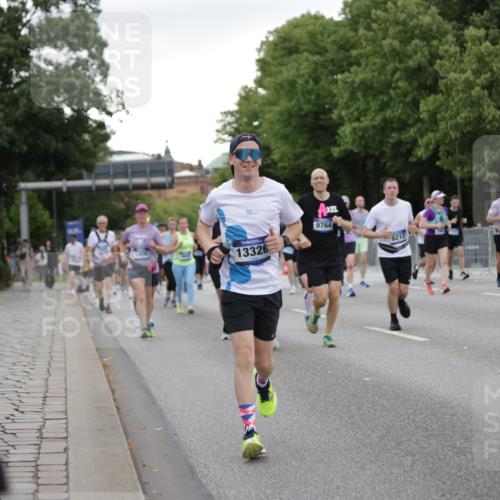 29.06.2025 - hella hamburg halbmarathon Jannik Wohlers http://msf.ph/oto/8153299 29.06.2025 10:52:56 Lombardsbrücke 1340, 1900, 1906, 2065, 2409, 3226, 4195, 4626, 5428, 5815, 6041, 6044, 7068, 7483, 7876, 8189, 8212, 8414, 8515, 8906, 9685, 9764, 10043, 10175, 10490, 11914, 12193, 12219, 12280, 12700, 13011, 13326, 13916, 13917, 14038, 14065, 14419, 14761, 17012, 17577, 17600, 18144, 18311, 18523, 18593 meine-sportfotos.de