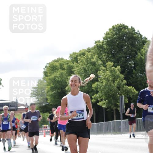 29.06.2025 - hella hamburg halbmarathon Jannik Wohlers http://msf.ph/oto/8153307 29.06.2025 10:15:40 Lombardsbrücke 1156, 1308, 1651, 2071, 2076, 2165, 2436, 2803, 2835, 3167, 4828, 5046, 5423, 7897, 8169, 8274, 8554, 8746, 8885, 9601, 9675, 9784, 9802, 10107, 10292, 10844, 10990, 11113, 11303, 11478, 11774, 11783, 11818, 12427, 12628, 14543, 14559, 15571, 15724, 15889, 16020, 16348, 16606, 17692, 18641, 18735, 19030 meine-sportfotos.de