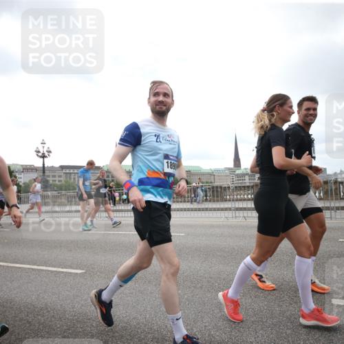 29.06.2025 - hella hamburg halbmarathon Jannik Wohlers http://msf.ph/oto/8153335 29.06.2025 10:48:19 Lombardsbrücke 1142, 1167, 1584, 2437, 2438, 2716, 2792, 5010, 7203, 7947, 7948, 8719, 8760, 9552, 9787, 10059, 10204, 10366, 10524, 10654, 10656, 11364, 11365, 11762, 11776, 11861, 13775, 13814, 13845, 14382, 15715, 15833, 16042, 16498, 16499, 16525, 16701, 16974, 17046, 18282, 18496, 18909, 19024, 19083, 19135 meine-sportfotos.de