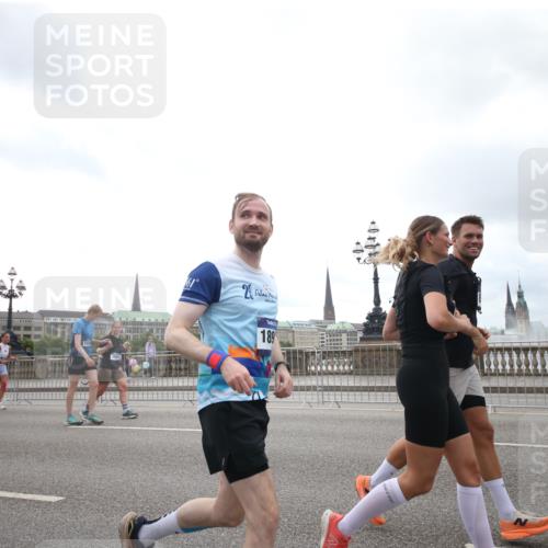 29.06.2025 - hella hamburg halbmarathon Jannik Wohlers http://msf.ph/oto/8153343 29.06.2025 10:48:19 Lombardsbrücke 1142, 1167, 1584, 2437, 2438, 2716, 2792, 5010, 7203, 7947, 7948, 8719, 8760, 9552, 9787, 10059, 10204, 10366, 10524, 10654, 10656, 11364, 11365, 11762, 11776, 11861, 13775, 13814, 13845, 14382, 15715, 15833, 16042, 16498, 16499, 16525, 16701, 16974, 17046, 18282, 18496, 18909, 19024, 19083, 19135 meine-sportfotos.de