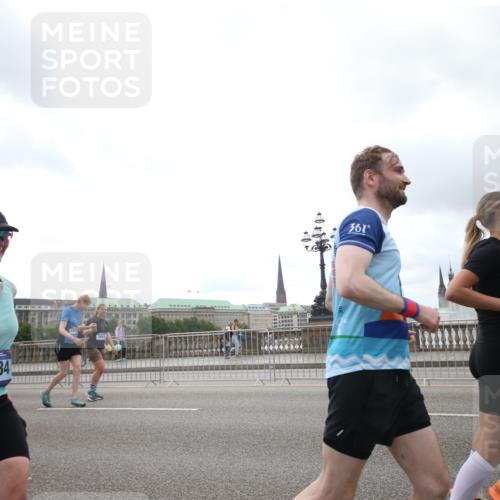29.06.2025 - hella hamburg halbmarathon Jannik Wohlers http://msf.ph/oto/8153368 29.06.2025 10:48:19 Lombardsbrücke 1142, 1167, 1584, 2437, 2438, 2716, 2792, 5010, 7203, 7947, 7948, 8719, 8760, 9552, 9787, 10059, 10204, 10366, 10524, 10654, 10656, 11364, 11365, 11762, 11776, 11861, 13775, 13814, 13845, 14382, 15715, 15833, 16042, 16498, 16499, 16525, 16701, 16974, 17046, 18282, 18496, 18909, 19024, 19083, 19135 meine-sportfotos.de