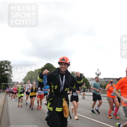 29.06.2025 - hella hamburg halbmarathon Jannik Wohlers http://msf.ph/oto/8153375 29.06.2025 10:48:42 Lombardsbrücke 2160, 2395, 2541, 2713, 2927, 3070, 3086, 3215, 3253, 4403, 5118, 5479, 5480, 5551, 6015, 6437, 6566, 6979, 7931, 7936, 9245, 9341, 9359, 10033, 10038, 10081, 10782, 10785, 11000, 11031, 11192, 11601, 11681, 11690, 11741, 11865, 12010, 12173, 12380, 12664, 12881, 12882, 13426, 13507, 13549, 13564, 13565, 14080, 14081, 14623, 15064, 15100, 15159, 15176, 15411, 15530, 15597, 15631, 15771, 16012, 16759, 17287, 17315, 17538, 17647, 17693, 18016, 18453 meine-sportfotos.de