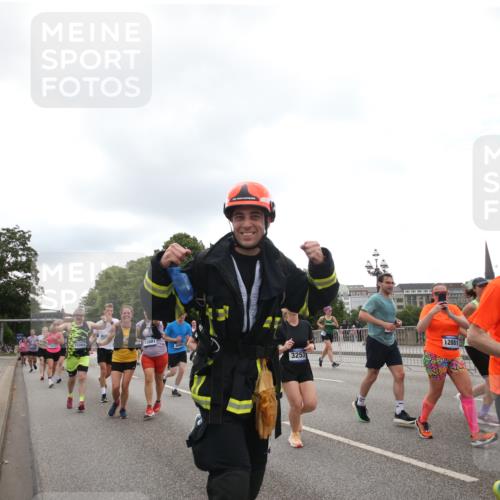 29.06.2025 - hella hamburg halbmarathon Jannik Wohlers http://msf.ph/oto/8153383 29.06.2025 10:48:42 Lombardsbrücke 2160, 2395, 2541, 2713, 2927, 3070, 3086, 3215, 3253, 4403, 5118, 5479, 5480, 5551, 6015, 6437, 6566, 6979, 7931, 7936, 9245, 9341, 9359, 10033, 10038, 10081, 10782, 10785, 11000, 11031, 11192, 11601, 11681, 11690, 11741, 11865, 12010, 12173, 12380, 12664, 12881, 12882, 13426, 13507, 13549, 13564, 13565, 14080, 14081, 14623, 15064, 15100, 15159, 15176, 15411, 15530, 15597, 15631, 15771, 16012, 16759, 17287, 17315, 17538, 17647, 17693, 18016, 18453 meine-sportfotos.de