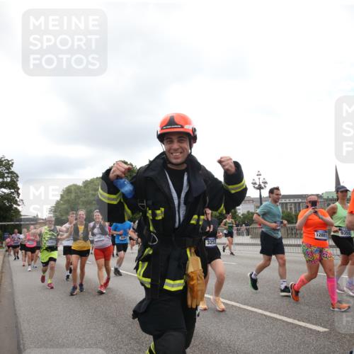 29.06.2025 - hella hamburg halbmarathon Jannik Wohlers http://msf.ph/oto/8153390 29.06.2025 10:48:42 Lombardsbrücke 2160, 2395, 2541, 2713, 2927, 3070, 3086, 3215, 3253, 4403, 5118, 5479, 5480, 5551, 6015, 6437, 6566, 6979, 7931, 7936, 9245, 9341, 9359, 10033, 10038, 10081, 10782, 10785, 11000, 11031, 11192, 11601, 11681, 11690, 11741, 11865, 12010, 12173, 12380, 12664, 12881, 12882, 13426, 13507, 13549, 13564, 13565, 14080, 14081, 14623, 15064, 15100, 15159, 15176, 15411, 15530, 15597, 15631, 15771, 16012, 16759, 17287, 17315, 17538, 17647, 17693, 18016, 18453 meine-sportfotos.de