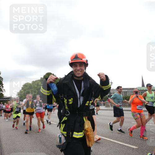 29.06.2025 - hella hamburg halbmarathon Jannik Wohlers http://msf.ph/oto/8153396 29.06.2025 10:48:42 Lombardsbrücke 2160, 2395, 2541, 2713, 2927, 3070, 3086, 3215, 3253, 4403, 5118, 5479, 5480, 5551, 6015, 6437, 6566, 6979, 7931, 7936, 9245, 9341, 9359, 10033, 10038, 10081, 10782, 10785, 11000, 11031, 11192, 11601, 11681, 11690, 11741, 11865, 12010, 12173, 12380, 12664, 12881, 12882, 13426, 13507, 13549, 13564, 13565, 14080, 14081, 14623, 15064, 15100, 15159, 15176, 15411, 15530, 15597, 15631, 15771, 16012, 16759, 17287, 17315, 17538, 17647, 17693, 18016, 18453 meine-sportfotos.de