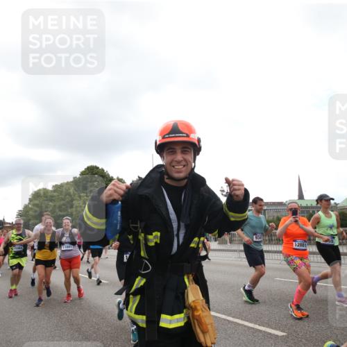 29.06.2025 - hella hamburg halbmarathon Jannik Wohlers http://msf.ph/oto/8153404 29.06.2025 10:48:43 Lombardsbrücke 2160, 2395, 2541, 2713, 2927, 3070, 3086, 3253, 4403, 4525, 4527, 5118, 5479, 5480, 5551, 6015, 6566, 6979, 7931, 7936, 8549, 9245, 9341, 9359, 10033, 10038, 10081, 10479, 10782, 10785, 11000, 11031, 11192, 11601, 11681, 11690, 11741, 11865, 12010, 12173, 12380, 12664, 12881, 12882, 13426, 13507, 13564, 13565, 14080, 14081, 14623, 15064, 15100, 15159, 15176, 15411, 15530, 15597, 15631, 15771, 16012, 16759, 17287, 17315, 17538, 17647, 17693, 18016, 18453 meine-sportfotos.de