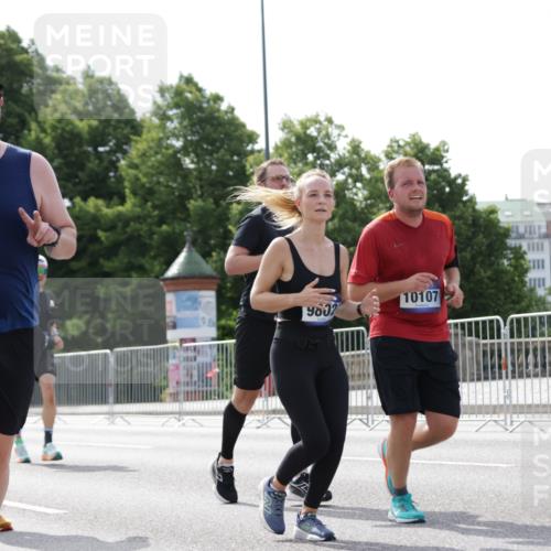 29.06.2025 - hella hamburg halbmarathon Jannik Wohlers http://msf.ph/oto/8153408 29.06.2025 10:15:44 Lombardsbrücke 1156, 1308, 1651, 2071, 2076, 2165, 2436, 2803, 2835, 3134, 4637, 4828, 5046, 5423, 7897, 8169, 8274, 8554, 9601, 9784, 9802, 9881, 10107, 10183, 10292, 10844, 10990, 11113, 11303, 11478, 11818, 12628, 14543, 15332, 15487, 15571, 15724, 15889, 16921, 17592, 17692, 18641, 18735, 19030 meine-sportfotos.de