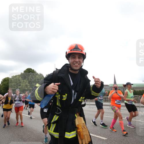 29.06.2025 - hella hamburg halbmarathon Jannik Wohlers http://msf.ph/oto/8153414 29.06.2025 10:48:43 Lombardsbrücke 2160, 2395, 2541, 2713, 2927, 3070, 3086, 3253, 4403, 4525, 4527, 5118, 5479, 5480, 5551, 6015, 6566, 6979, 7931, 7936, 8549, 9245, 9341, 9359, 10033, 10038, 10081, 10479, 10782, 10785, 11000, 11031, 11192, 11601, 11681, 11690, 11741, 11865, 12010, 12173, 12380, 12664, 12881, 12882, 13426, 13507, 13564, 13565, 14080, 14081, 14623, 15064, 15100, 15159, 15176, 15411, 15530, 15597, 15631, 15771, 16012, 16759, 17287, 17315, 17538, 17647, 17693, 18016, 18453 meine-sportfotos.de