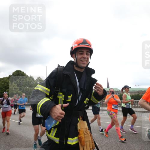29.06.2025 - hella hamburg halbmarathon Jannik Wohlers http://msf.ph/oto/8153421 29.06.2025 10:48:43 Lombardsbrücke 2160, 2395, 2541, 2713, 2927, 3070, 3086, 3253, 4403, 4525, 4527, 5118, 5479, 5480, 5551, 6015, 6566, 6979, 7931, 7936, 8549, 9245, 9341, 9359, 10033, 10038, 10081, 10479, 10782, 10785, 11000, 11031, 11192, 11601, 11681, 11690, 11741, 11865, 12010, 12173, 12380, 12664, 12881, 12882, 13426, 13507, 13564, 13565, 14080, 14081, 14623, 15064, 15100, 15159, 15176, 15411, 15530, 15597, 15631, 15771, 16012, 16759, 17287, 17315, 17538, 17647, 17693, 18016, 18453 meine-sportfotos.de