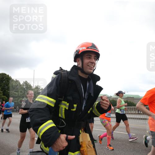 29.06.2025 - hella hamburg halbmarathon Jannik Wohlers http://msf.ph/oto/8153428 29.06.2025 10:48:43 Lombardsbrücke 2160, 2395, 2541, 2713, 2927, 3070, 3086, 3253, 4403, 4525, 4527, 5118, 5479, 5480, 5551, 6015, 6566, 6979, 7931, 7936, 8549, 9245, 9341, 9359, 10033, 10038, 10081, 10479, 10782, 10785, 11000, 11031, 11192, 11601, 11681, 11690, 11741, 11865, 12010, 12173, 12380, 12664, 12881, 12882, 13426, 13507, 13564, 13565, 14080, 14081, 14623, 15064, 15100, 15159, 15176, 15411, 15530, 15597, 15631, 15771, 16012, 16759, 17287, 17315, 17538, 17647, 17693, 18016, 18453 meine-sportfotos.de