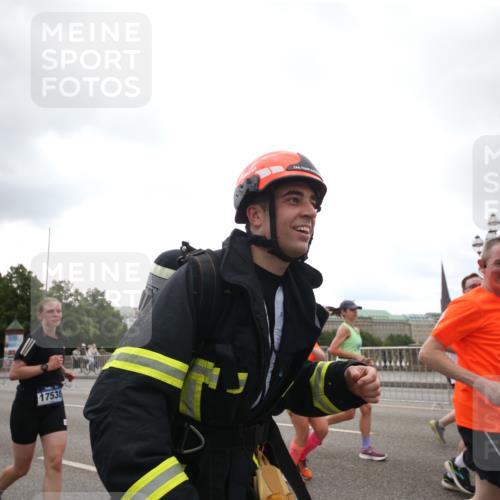 29.06.2025 - hella hamburg halbmarathon Jannik Wohlers http://msf.ph/oto/8153435 29.06.2025 10:48:43 Lombardsbrücke 2160, 2395, 2541, 2713, 2927, 3070, 3086, 3253, 4403, 4525, 4527, 5118, 5479, 5480, 5551, 6015, 6566, 6979, 7931, 7936, 8549, 9245, 9341, 9359, 10033, 10038, 10081, 10479, 10782, 10785, 11000, 11031, 11192, 11601, 11681, 11690, 11741, 11865, 12010, 12173, 12380, 12664, 12881, 12882, 13426, 13507, 13564, 13565, 14080, 14081, 14623, 15064, 15100, 15159, 15176, 15411, 15530, 15597, 15631, 15771, 16012, 16759, 17287, 17315, 17538, 17647, 17693, 18016, 18453 meine-sportfotos.de