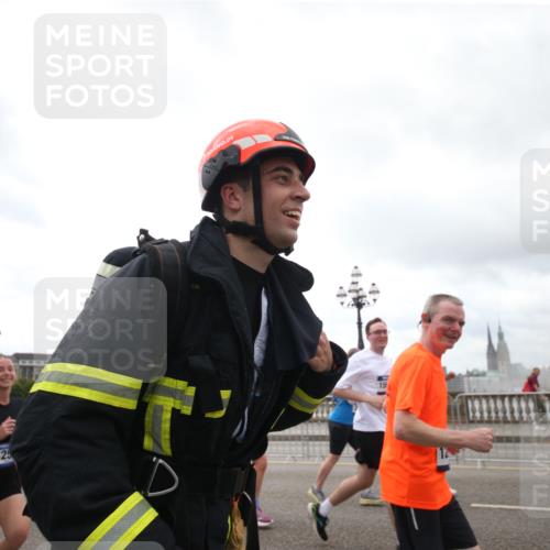 29.06.2025 - hella hamburg halbmarathon Jannik Wohlers http://msf.ph/oto/8153452 29.06.2025 10:48:43 Lombardsbrücke 2160, 2395, 2541, 2713, 2927, 3070, 3086, 3253, 4403, 4525, 4527, 5118, 5479, 5480, 5551, 6015, 6566, 6979, 7931, 7936, 8549, 9245, 9341, 9359, 10033, 10038, 10081, 10479, 10782, 10785, 11000, 11031, 11192, 11601, 11681, 11690, 11741, 11865, 12010, 12173, 12380, 12664, 12881, 12882, 13426, 13507, 13564, 13565, 14080, 14081, 14623, 15064, 15100, 15159, 15176, 15411, 15530, 15597, 15631, 15771, 16012, 16759, 17287, 17315, 17538, 17647, 17693, 18016, 18453 meine-sportfotos.de