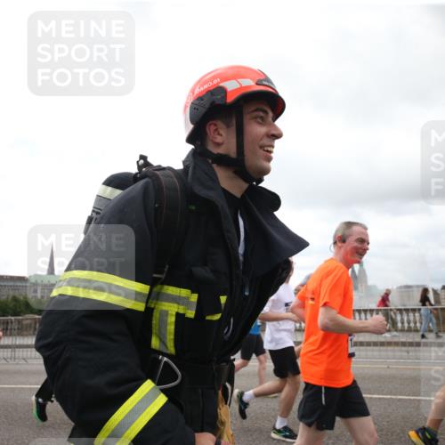 29.06.2025 - hella hamburg halbmarathon Jannik Wohlers http://msf.ph/oto/8153458 29.06.2025 10:48:43 Lombardsbrücke 2160, 2395, 2541, 2713, 2927, 3070, 3086, 3253, 4403, 4525, 4527, 5118, 5479, 5480, 5551, 6015, 6566, 6979, 7931, 7936, 8549, 9245, 9341, 9359, 10033, 10038, 10081, 10479, 10782, 10785, 11000, 11031, 11192, 11601, 11681, 11690, 11741, 11865, 12010, 12173, 12380, 12664, 12881, 12882, 13426, 13507, 13564, 13565, 14080, 14081, 14623, 15064, 15100, 15159, 15176, 15411, 15530, 15597, 15631, 15771, 16012, 16759, 17287, 17315, 17538, 17647, 17693, 18016, 18453 meine-sportfotos.de