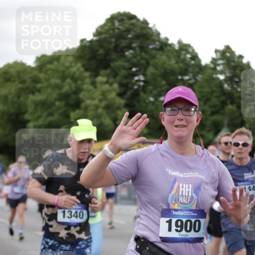29.06.2025 - hella hamburg halbmarathon Jannik Wohlers http://msf.ph/oto/8153460 29.06.2025 10:53:03 Lombardsbrücke 1340, 1709, 1900, 1906, 1984, 2065, 2409, 2429, 3226, 4195, 4595, 5562, 5815, 5857, 6041, 6044, 6306, 7068, 7483, 7537, 7611, 7876, 8189, 8212, 8414, 8515, 8906, 9077, 9456, 9685, 9764, 9785, 10043, 10175, 10490, 11489, 11914, 12068, 12082, 12193, 12219, 12259, 12280, 12459, 12700, 13011, 13072, 13326, 13351, 14065, 14419, 15118, 15498, 15804, 16979, 17012, 17236, 17577, 17600, 17709, 18057, 18079, 18144, 18311, 18523, 18532, 18593, 18609 meine-sportfotos.de