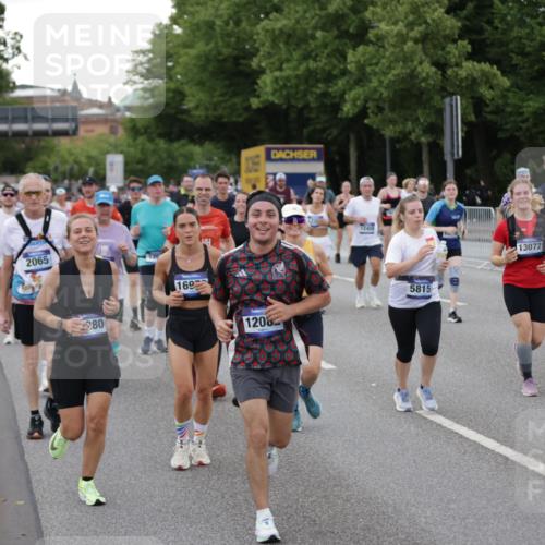 29.06.2025 - hella hamburg halbmarathon Jannik Wohlers http://msf.ph/oto/8153468 29.06.2025 10:53:06 Lombardsbrücke 1340, 1709, 1900, 1906, 1984, 2065, 2409, 2429, 3226, 4195, 4595, 5562, 5815, 5857, 6041, 6044, 6306, 6913, 6996, 7068, 7537, 7611, 7876, 7890, 8189, 8212, 8515, 8906, 9077, 9456, 9685, 9764, 9785, 10043, 10175, 10490, 11489, 11914, 12068, 12082, 12219, 12259, 12280, 12459, 13011, 13072, 13326, 13351, 14065, 14419, 14927, 15118, 15498, 15804, 16979, 17236, 17600, 17709, 18057, 18079, 18083, 18144, 18311, 18523, 18532, 18593, 18609 meine-sportfotos.de