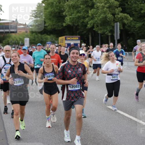 29.06.2025 - hella hamburg halbmarathon Jannik Wohlers http://msf.ph/oto/8153500 29.06.2025 10:53:06 Lombardsbrücke 1340, 1709, 1900, 1906, 1984, 2065, 2409, 2429, 3226, 4195, 4595, 5562, 5815, 5857, 6041, 6044, 6306, 6913, 6996, 7068, 7537, 7611, 7876, 7890, 8189, 8212, 8515, 8906, 9077, 9456, 9685, 9764, 9785, 10043, 10175, 10490, 11489, 11914, 12068, 12082, 12219, 12259, 12280, 12459, 13011, 13072, 13326, 13351, 14065, 14419, 14927, 15118, 15498, 15804, 16979, 17236, 17600, 17709, 18057, 18079, 18083, 18144, 18311, 18523, 18532, 18593, 18609 meine-sportfotos.de