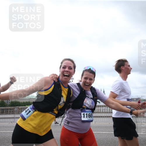 29.06.2025 - hella hamburg halbmarathon Jannik Wohlers http://msf.ph/oto/8153512 29.06.2025 10:48:46 Lombardsbrücke 1525, 2395, 2541, 2713, 2927, 3070, 3086, 3232, 3253, 4403, 4525, 4527, 4809, 5118, 5463, 5551, 6566, 6979, 6989, 7931, 7936, 8549, 9245, 9341, 9359, 10033, 10038, 10081, 10130, 10479, 10782, 10785, 11000, 11031, 11192, 11601, 11681, 11741, 11865, 12010, 12173, 12380, 12664, 12881, 12882, 13426, 13564, 13565, 14080, 14081, 14623, 15064, 15159, 15176, 15411, 15530, 15597, 15631, 15771, 16012, 16759, 17287, 17315, 17538, 17647, 17693, 18016, 18453 meine-sportfotos.de