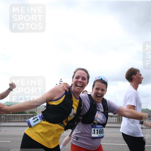 29.06.2025 - hella hamburg halbmarathon Jannik Wohlers http://msf.ph/oto/8153518 29.06.2025 10:48:46 Lombardsbrücke 1525, 2395, 2541, 2713, 2927, 3070, 3086, 3232, 3253, 4403, 4525, 4527, 4809, 5118, 5463, 5551, 6566, 6979, 6989, 7931, 7936, 8549, 9245, 9341, 9359, 10033, 10038, 10081, 10130, 10479, 10782, 10785, 11000, 11031, 11192, 11601, 11681, 11741, 11865, 12010, 12173, 12380, 12664, 12881, 12882, 13426, 13564, 13565, 14080, 14081, 14623, 15064, 15159, 15176, 15411, 15530, 15597, 15631, 15771, 16012, 16759, 17287, 17315, 17538, 17647, 17693, 18016, 18453 meine-sportfotos.de