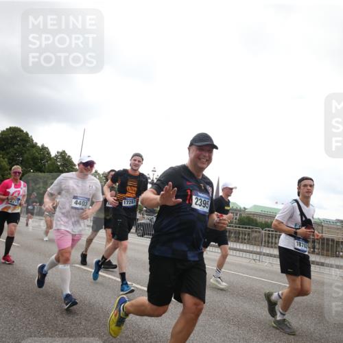 29.06.2025 - hella hamburg halbmarathon Jannik Wohlers http://msf.ph/oto/8153526 29.06.2025 10:48:49 Lombardsbrücke 1525, 2067, 2395, 2527, 2541, 2713, 2927, 3070, 3086, 3232, 3253, 4403, 4525, 4527, 4589, 4809, 5118, 5463, 5551, 6979, 6989, 7931, 7936, 8549, 9245, 9341, 9359, 10033, 10038, 10130, 10479, 10782, 10785, 11031, 11192, 11601, 11681, 11741, 12010, 12380, 12664, 12669, 13564, 13565, 14080, 14081, 15057, 15064, 15159, 15176, 15411, 15530, 15597, 15631, 16012, 16759, 17287, 17315, 17647, 17964, 18453, 18470 meine-sportfotos.de