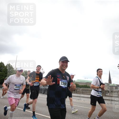 29.06.2025 - hella hamburg halbmarathon Jannik Wohlers http://msf.ph/oto/8153532 29.06.2025 10:48:50 Lombardsbrücke 1525, 2067, 2395, 2527, 2541, 2713, 2927, 3070, 3086, 3232, 3253, 4403, 4525, 4527, 4589, 4809, 5106, 5118, 5463, 6979, 6989, 7301, 7931, 7936, 8549, 9245, 9341, 9359, 10033, 10038, 10130, 10333, 10479, 10782, 10785, 11031, 11192, 11601, 11681, 11741, 12010, 12380, 12664, 12669, 13564, 13565, 14080, 14081, 15057, 15064, 15176, 15411, 15530, 15597, 15631, 16012, 16759, 17287, 17315, 17647, 17964, 18453, 18470 meine-sportfotos.de