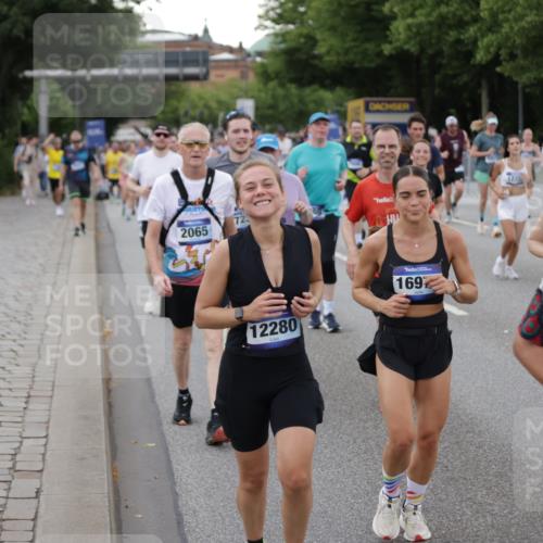 29.06.2025 - hella hamburg halbmarathon Jannik Wohlers http://msf.ph/oto/8153538 29.06.2025 10:53:07 Lombardsbrücke 1340, 1709, 1900, 1906, 1984, 2065, 2429, 3226, 4195, 4595, 5562, 5815, 5857, 6041, 6044, 6306, 6913, 6996, 7068, 7537, 7611, 7876, 7890, 8189, 8212, 8515, 8906, 9077, 9456, 9531, 9685, 9764, 9785, 10043, 10175, 10490, 11489, 11914, 12068, 12082, 12219, 12259, 12280, 12459, 13011, 13072, 13326, 13351, 14065, 14419, 14927, 15118, 15292, 15498, 15804, 15821, 15822, 16979, 17236, 17600, 17709, 18057, 18059, 18079, 18083, 18144, 18523, 18532, 18593, 18609 meine-sportfotos.de