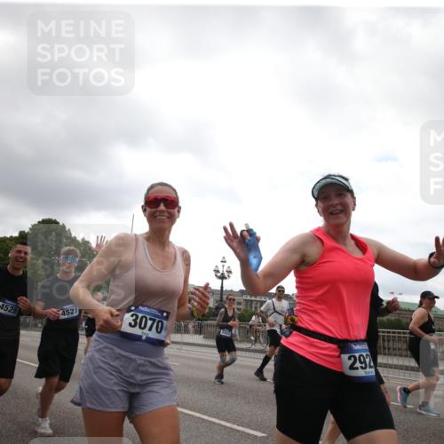 29.06.2025 - hella hamburg halbmarathon Jannik Wohlers http://msf.ph/oto/8153539 29.06.2025 10:48:58 Lombardsbrücke 1525, 1625, 2067, 2527, 2541, 2668, 2927, 3070, 3183, 3232, 3383, 3943, 4403, 4525, 4527, 4589, 4769, 4809, 5106, 5463, 6191, 6989, 7301, 7650, 7931, 7936, 8549, 9245, 9261, 10033, 10038, 10130, 10333, 10479, 10782, 10785, 11558, 11631, 11681, 12669, 13564, 13565, 14080, 14081, 14389, 14390, 15057, 15412, 16436, 16759, 17085, 17089, 17287, 17315, 17647, 17964, 18453, 18470 meine-sportfotos.de