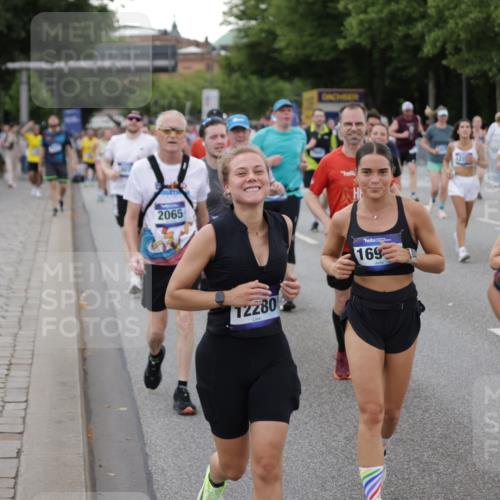 29.06.2025 - hella hamburg halbmarathon Jannik Wohlers http://msf.ph/oto/8153552 29.06.2025 10:53:07 Lombardsbrücke 1340, 1709, 1900, 1906, 1984, 2065, 2429, 3226, 4195, 4595, 5562, 5815, 5857, 6041, 6044, 6306, 6913, 6996, 7068, 7537, 7611, 7876, 7890, 8189, 8212, 8515, 8906, 9077, 9456, 9531, 9685, 9764, 9785, 10043, 10175, 10490, 11489, 11914, 12068, 12082, 12219, 12259, 12280, 12459, 13011, 13072, 13326, 13351, 14065, 14419, 14927, 15118, 15292, 15498, 15804, 15821, 15822, 16979, 17236, 17600, 17709, 18057, 18059, 18079, 18083, 18144, 18523, 18532, 18593, 18609 meine-sportfotos.de