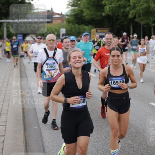 29.06.2025 - hella hamburg halbmarathon Jannik Wohlers http://msf.ph/oto/8153558 29.06.2025 10:53:07 Lombardsbrücke 1340, 1709, 1900, 1906, 1984, 2065, 2429, 3226, 4195, 4595, 5562, 5815, 5857, 6041, 6044, 6306, 6913, 6996, 7068, 7537, 7611, 7876, 7890, 8189, 8212, 8515, 8906, 9077, 9456, 9531, 9685, 9764, 9785, 10043, 10175, 10490, 11489, 11914, 12068, 12082, 12219, 12259, 12280, 12459, 13011, 13072, 13326, 13351, 14065, 14419, 14927, 15118, 15292, 15498, 15804, 15821, 15822, 16979, 17236, 17600, 17709, 18057, 18059, 18079, 18083, 18144, 18523, 18532, 18593, 18609 meine-sportfotos.de