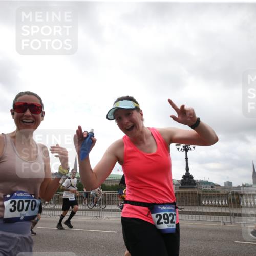 29.06.2025 - hella hamburg halbmarathon Jannik Wohlers http://msf.ph/oto/8153571 29.06.2025 10:48:59 Lombardsbrücke 1525, 1625, 2067, 2527, 2541, 2668, 2927, 3070, 3183, 3232, 3383, 3943, 4403, 4525, 4527, 4589, 4769, 4809, 5106, 5463, 6191, 6989, 7301, 7650, 7931, 7936, 8549, 9245, 9261, 10033, 10038, 10130, 10333, 10479, 10782, 10785, 11558, 11631, 11681, 12669, 13564, 13565, 14389, 14390, 15057, 15412, 16436, 16759, 17085, 17089, 17287, 17315, 17647, 17964, 18453, 18470 meine-sportfotos.de