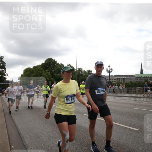 29.06.2025 - hella hamburg halbmarathon Jannik Wohlers http://msf.ph/oto/8153614 29.06.2025 10:49:38 Lombardsbrücke 1487, 1511, 2212, 3701, 4090, 4870, 5749, 5751, 6830, 7721, 7722, 7755, 8254, 9015, 9605, 9940, 10060, 10617, 10683, 11030, 11760, 13127, 13128, 13309, 13381, 13744, 13846, 14505, 14545, 15626, 15633, 16365, 16410, 16412, 18961, 19086 meine-sportfotos.de