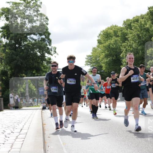 29.06.2025 - hella hamburg halbmarathon Jannik Wohlers http://msf.ph/oto/8153629 29.06.2025 10:15:55 Lombardsbrücke 1212, 1244, 1599, 2803, 2835, 3030, 3134, 3648, 4583, 4637, 5046, 5294, 6024, 7753, 8274, 8597, 8645, 9601, 9628, 9802, 9810, 9881, 10107, 10139, 10141, 10183, 10292, 10844, 10990, 11344, 11345, 11752, 12572, 13215, 13610, 13727, 15332, 15388, 15487, 15724, 16199, 16456, 16921, 17422, 17592, 17694, 17806, 17854, 17942, 18735 meine-sportfotos.de