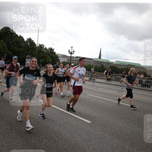29.06.2025 - hella hamburg halbmarathon Jannik Wohlers http://msf.ph/oto/8153632 29.06.2025 10:50:22 Lombardsbrücke 1129, 1930, 2200, 3184, 3229, 3647, 3838, 4642, 4695, 4771, 4848, 6178, 7133, 7141, 7161, 7938, 8200, 8779, 8833, 8834, 8986, 9096, 9168, 9933, 10029, 10437, 10614, 10636, 11577, 12392, 12393, 12800, 13468, 13981, 14010, 14534, 14640, 14762, 14767, 14773, 15017, 15105, 15416, 16500, 16501, 16553, 16593, 16904, 17337, 17648, 17735, 18067, 18092 meine-sportfotos.de