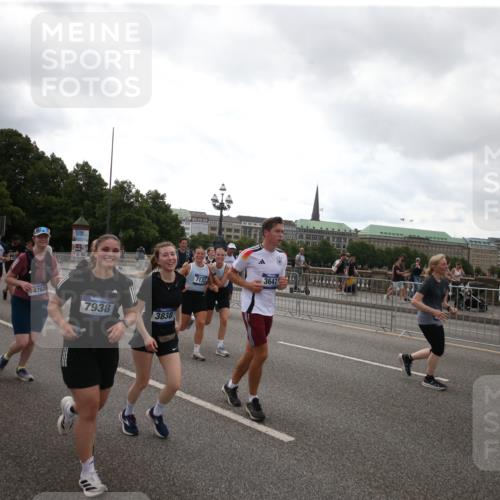 29.06.2025 - hella hamburg halbmarathon Jannik Wohlers http://msf.ph/oto/8153639 29.06.2025 10:50:22 Lombardsbrücke 1129, 1930, 2200, 3184, 3229, 3647, 3838, 4642, 4695, 4771, 4848, 6178, 7133, 7141, 7161, 7938, 8200, 8779, 8833, 8834, 8986, 9096, 9168, 9933, 10029, 10437, 10614, 10636, 11577, 12392, 12393, 12800, 13468, 13981, 14010, 14534, 14640, 14762, 14767, 14773, 15017, 15105, 15416, 16500, 16501, 16553, 16593, 16904, 17337, 17648, 17735, 18067, 18092 meine-sportfotos.de