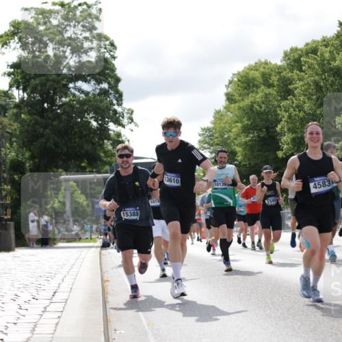 29.06.2025 - hella hamburg halbmarathon Jannik Wohlers http://msf.ph/oto/8153650 29.06.2025 10:15:55 Lombardsbrücke 1212, 1244, 1599, 2803, 2835, 3030, 3134, 3648, 4583, 4637, 5046, 5294, 6024, 7753, 8274, 8597, 8645, 9601, 9628, 9802, 9810, 9881, 10107, 10139, 10141, 10183, 10292, 10844, 10990, 11344, 11345, 11752, 12572, 13215, 13610, 13727, 15332, 15388, 15487, 15724, 16199, 16456, 16921, 17422, 17592, 17694, 17806, 17854, 17942, 18735 meine-sportfotos.de