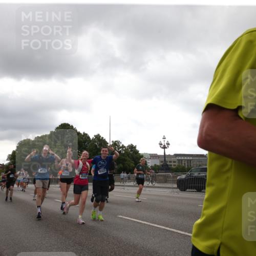 29.06.2025 - hella hamburg halbmarathon Jannik Wohlers http://msf.ph/oto/8153671 29.06.2025 10:51:06 Lombardsbrücke 1617, 1997, 2308, 2484, 2485, 2593, 2736, 2778, 4748, 4808, 4878, 5291, 5357, 5394, 5716, 5717, 6007, 6091, 6885, 6945, 6954, 6961, 7769, 7841, 7871, 7992, 8040, 8125, 8399, 8672, 9340, 9462, 9582, 9583, 9763, 10496, 11034, 11268, 11575, 11913, 12766, 13079, 13598, 13710, 13769, 15092, 15776, 16258, 16595, 16642, 16678, 16807, 17641, 19106 meine-sportfotos.de