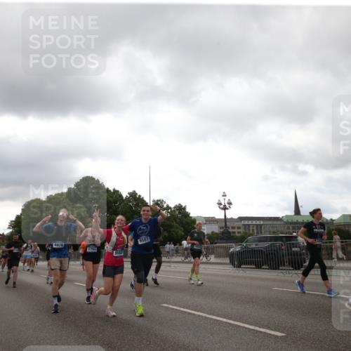 29.06.2025 - hella hamburg halbmarathon Jannik Wohlers http://msf.ph/oto/8153676 29.06.2025 10:51:06 Lombardsbrücke 1617, 1997, 2308, 2484, 2485, 2593, 2736, 2778, 4748, 4808, 4878, 5291, 5357, 5394, 5716, 5717, 6007, 6091, 6885, 6945, 6954, 6961, 7769, 7841, 7871, 7992, 8040, 8125, 8399, 8672, 9340, 9462, 9582, 9583, 9763, 10496, 11034, 11268, 11575, 11913, 12766, 13079, 13598, 13710, 13769, 15092, 15776, 16258, 16595, 16642, 16678, 16807, 17641, 19106 meine-sportfotos.de