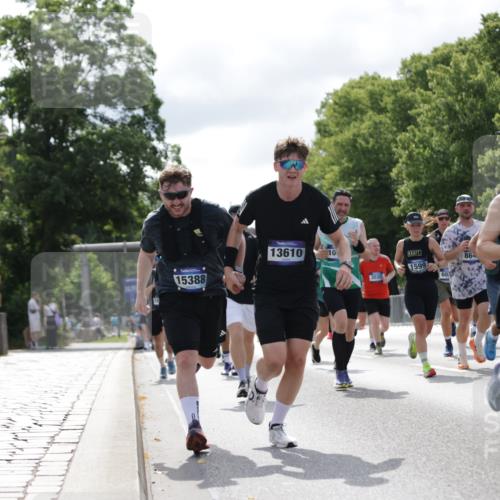 29.06.2025 - hella hamburg halbmarathon Jannik Wohlers http://msf.ph/oto/8153716 29.06.2025 10:15:56 Lombardsbrücke 1212, 1244, 1599, 2803, 2835, 3030, 3134, 3648, 4583, 4637, 5294, 6024, 7753, 8274, 8597, 8645, 8847, 9601, 9628, 9802, 9810, 9881, 10107, 10139, 10141, 10183, 10292, 10844, 10990, 11344, 11345, 11752, 12572, 13215, 13220, 13610, 13727, 15332, 15388, 15487, 15724, 16199, 16456, 16607, 16921, 17422, 17592, 17694, 17806, 17854, 17942, 18735 meine-sportfotos.de