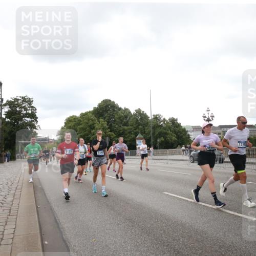29.06.2025 - hella hamburg halbmarathon Jannik Wohlers http://msf.ph/oto/8153782 29.06.2025 10:51:27 Lombardsbrücke 1418, 3240, 3991, 4598, 4606, 5534, 6007, 6604, 6947, 7682, 8621, 9220, 9462, 9590, 9594, 9673, 10521, 10533, 10693, 10830, 11101, 11875, 12065, 13151, 13152, 14720, 14937, 14959, 15128, 16015, 17364, 17429, 17641, 17902, 18615, 18780, 18975 meine-sportfotos.de